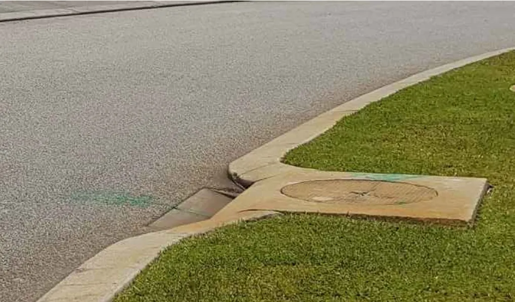 a sidewalk next to a road